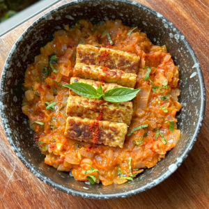 Shakshuka with Tempeh and Bread
